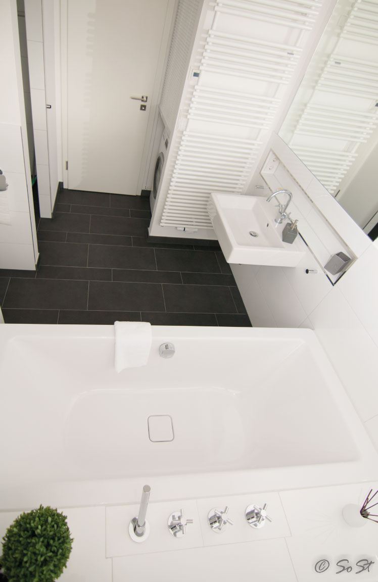 Modernes Badezimmer im Obergeschoss mit Dusche
