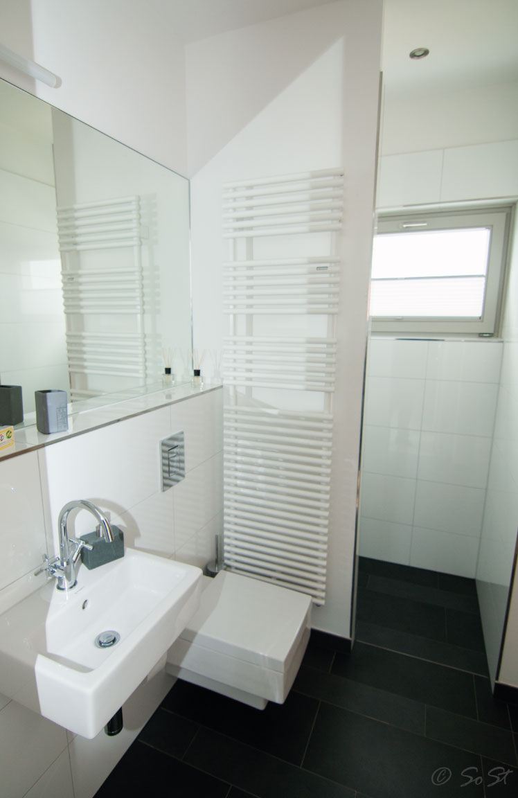 Badezimmer im Erdgeschoss mit Badewanne