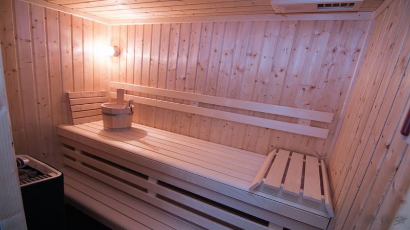Sauna aus warmem Holz im Badezimmer