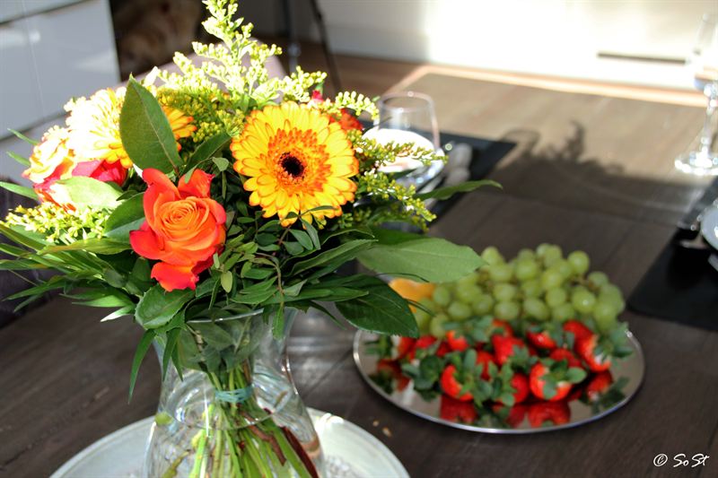 Blumenstrauß und Obstteller auf dem Esstisch