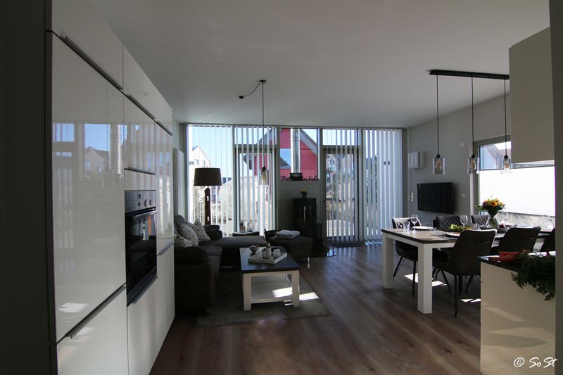 Offenes Wohnzimmer mit Sofa und Essbereich