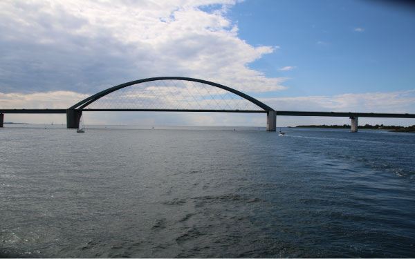 Fehmarnsundbrücke über dem Wasser