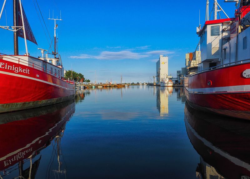 Rote Fischkutter im Hafen