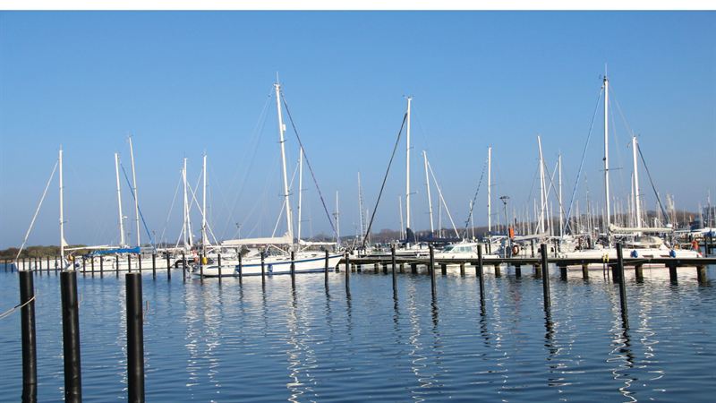 Segelboote im Yachthafen