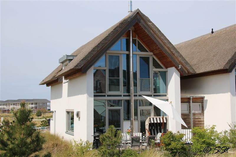 Reetdachhaus mit großer Glasfront und Terrasse