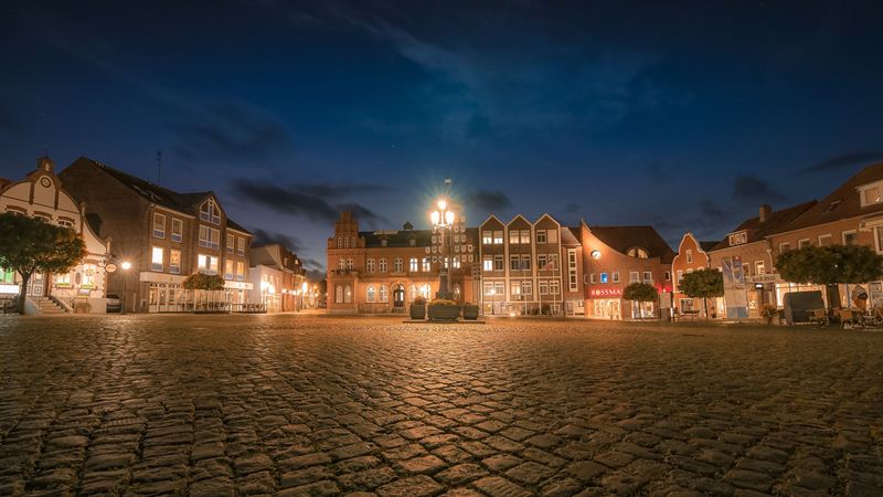 Marktplatz in der Altstadt von Heiligenhafen am Abend