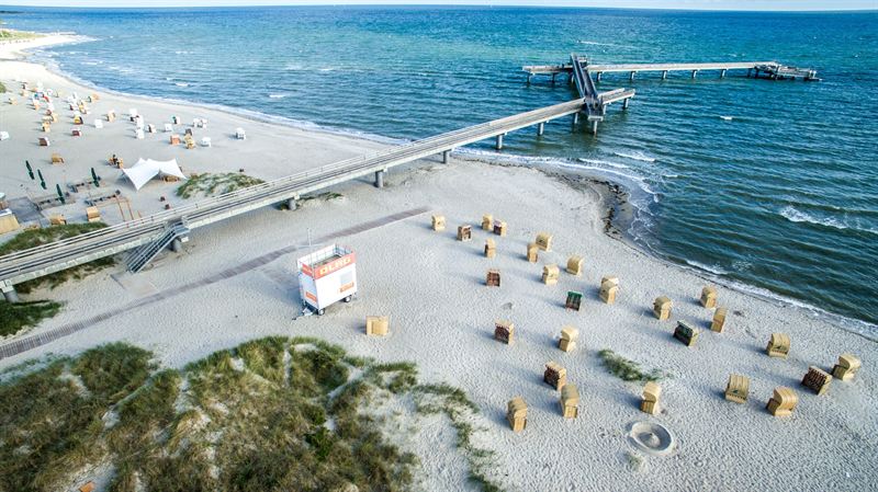 Luftbild von Strand und Seebrücke in Heiligenhafen