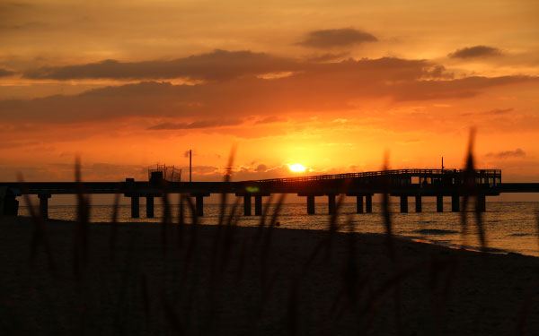 Sonnenuntergang hinter der Seebrücke