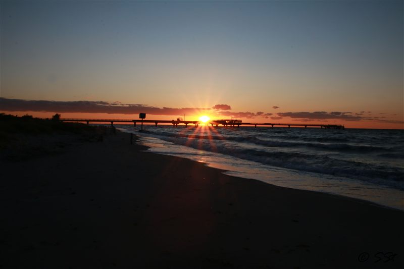 Sonnenuntergang über der Ostsee mit Seebrücke