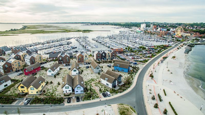 Luftbild vom Yachthafen mit Riesenrad