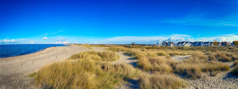Weiter Strand mit Dünen