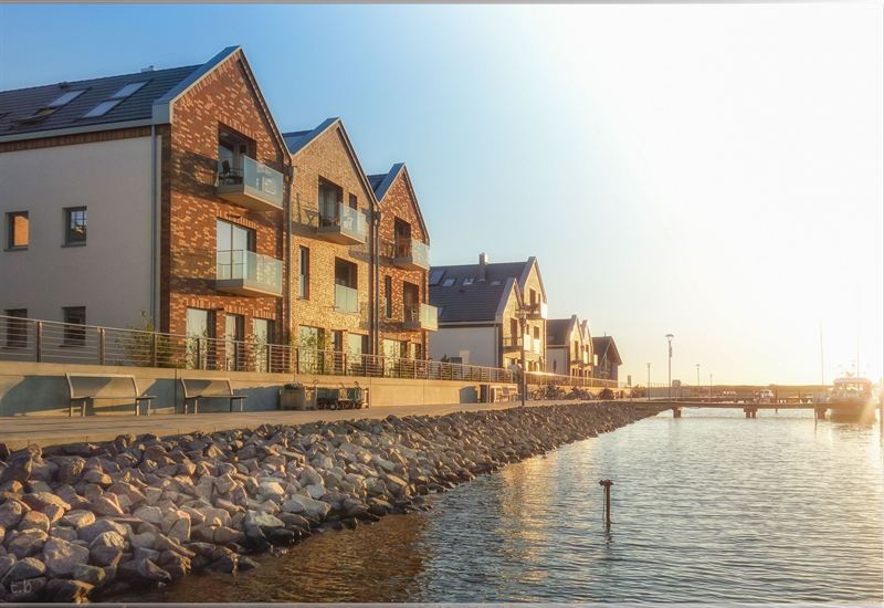 Häuser am Yachthafen von Heiligenhafen im Abendlicht